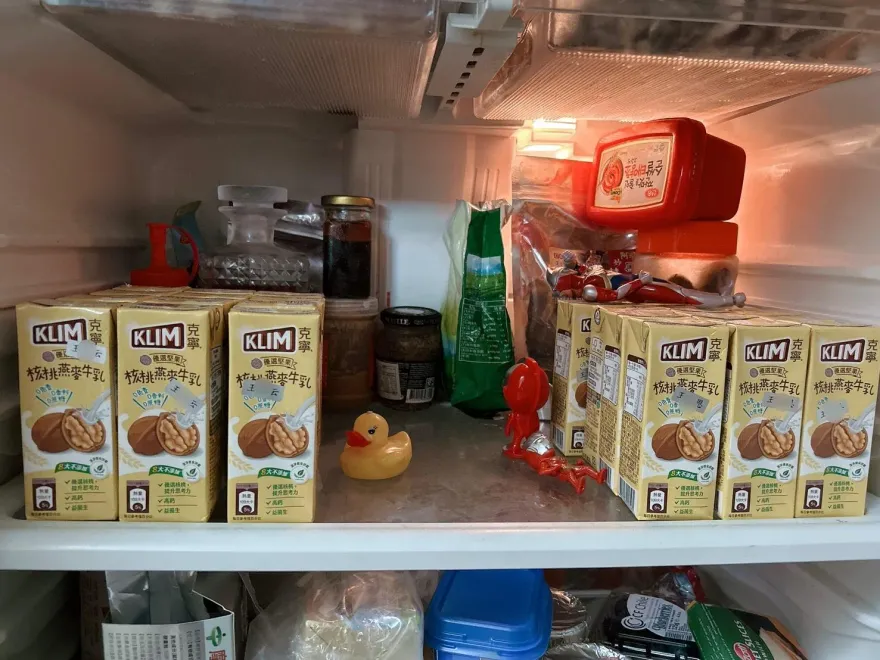 冰箱戰場！飲料貼滿「姓名貼」　爸媽崩潰：每天處理糾紛