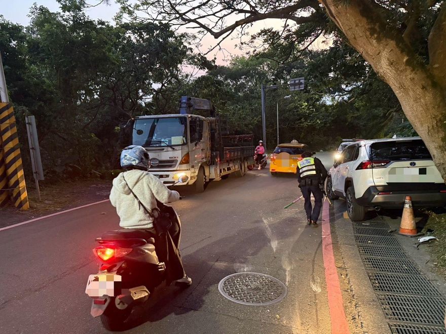 陽明山出事了！自小客猛撞文化大學後山山壁　幸無人傷亡