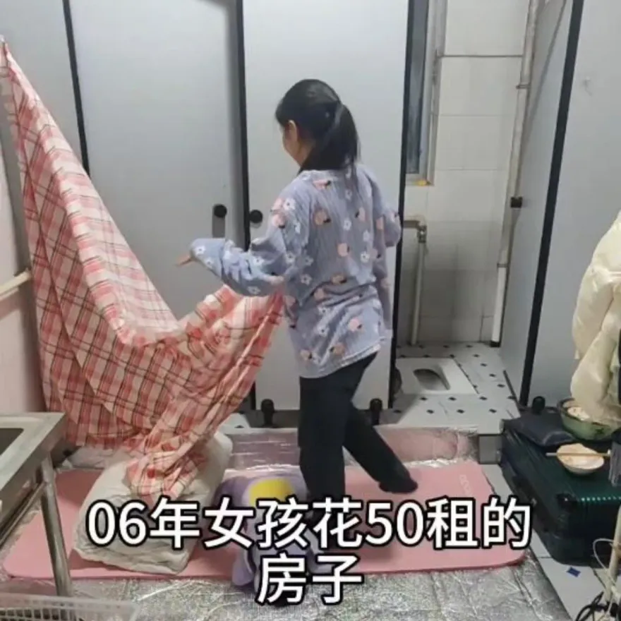 影/省錢出奇招！陸女租公司「廁所當套房」　茅坑旁鋪床睡還煮飯