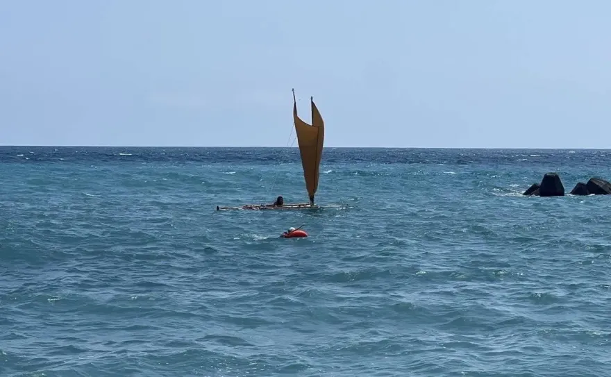 影/直擊！台東長濱外海風帆翻覆　5人落海被海巡救起