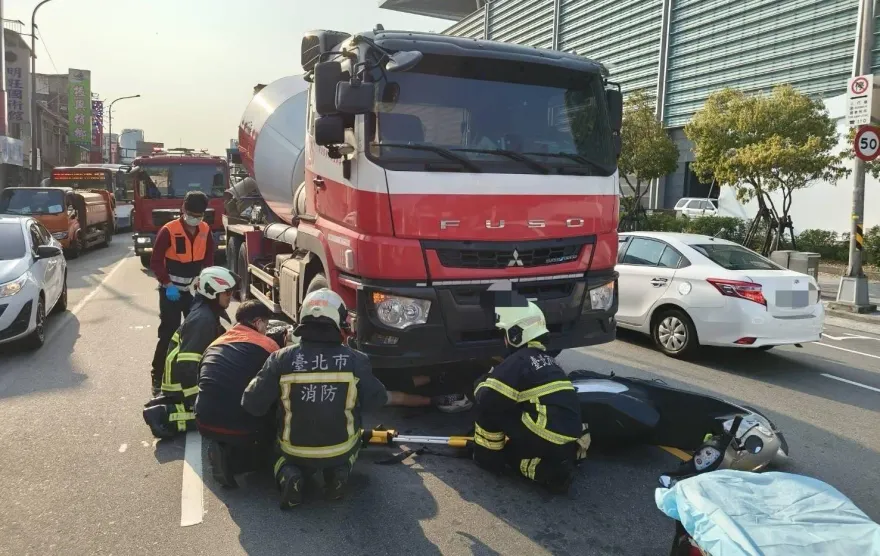北市南港大卡車擦撞機車　騎士夾困車底無呼吸心跳