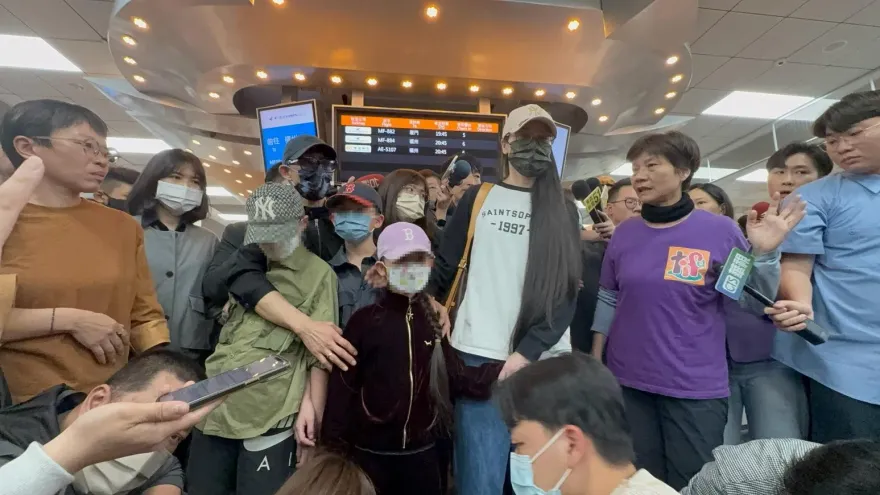 不認為自己有錯！亞亞出關前淚喊：堂堂正正回來　送機人潮曝
