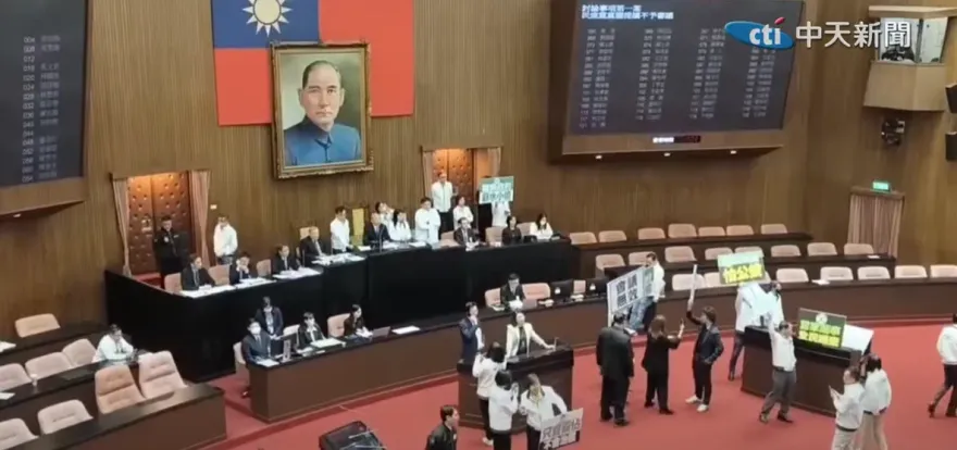 立院晚間重新開會卓榮泰卻不在　政院：皆依相關規定進行
