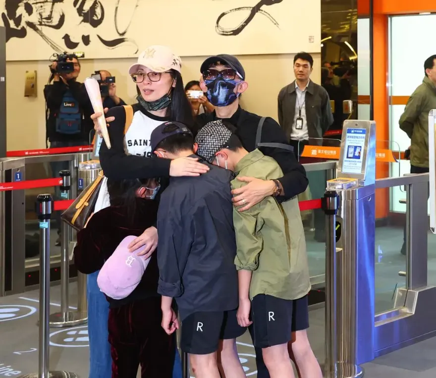 亞亞搭機離境「女兒緊抱痛哭」！送機人潮曝　大批民眾聲援：加油