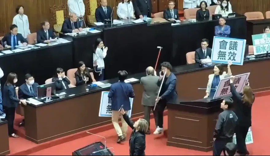影/柯建銘出事了！拐杖砸桌「斷掉彈飛砸中徐巧芯」