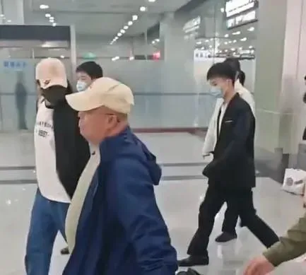 影/亞亞抵福州畫面曝光！人牆重重保護　不發一語匆匆離去