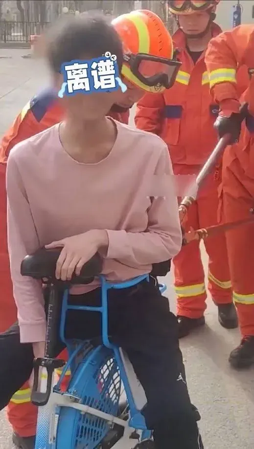 影/尷尬！硬坐兒童椅…陸男大生卡共享單車　急叩消防解「封印」