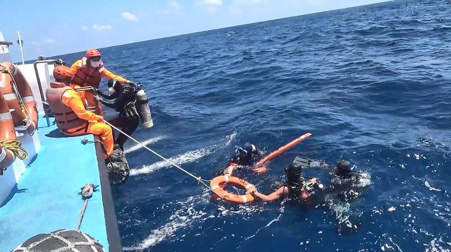 影/七星岩海域5潛水客失蹤　海巡搶命驚險直擊