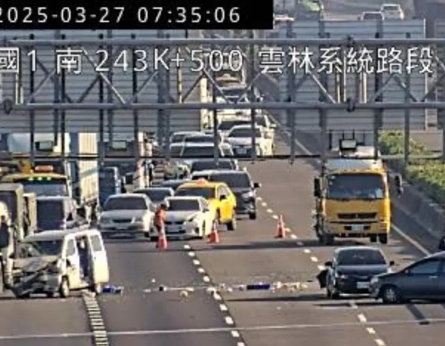影/國1雲林段重大車禍！「3車追撞甩180度、車毀」傷亡不明