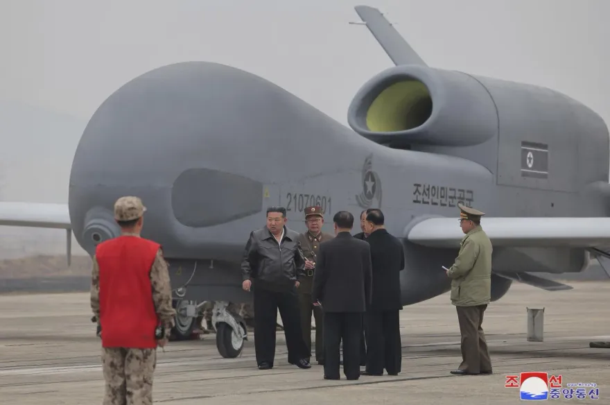 北韓首度公開空中預警機！金正恩視察AI自殺無人機