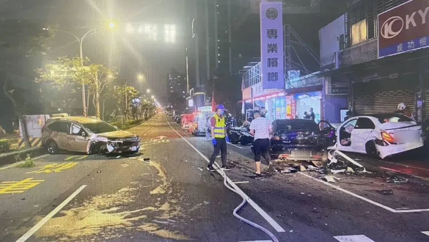 影/桃園蘆竹3車嚴重事故！「整輛撞散」釀2傷