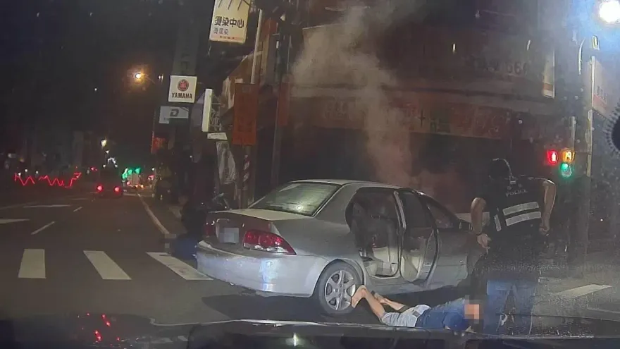 影/桃園毒蟲拒檢逆向撞「開到車起火」！警救人再逮捕