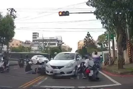 影/中壢嚴重事故！騎士停等紅燈竟被「小白」迎面撞還肇逃