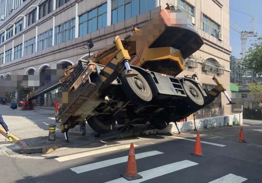 北市南港巨型吊車翻覆　吊臂撐地4輪懸空幸無人傷