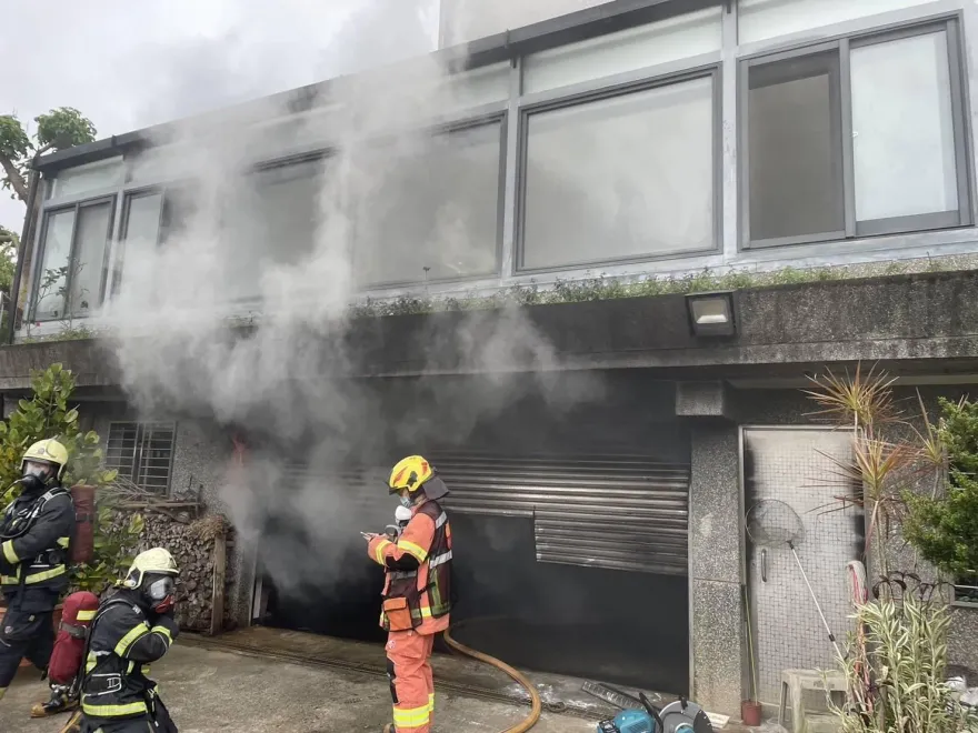 淡水民宅車庫爆火警！百萬豪車遭烈焰吞噬　幸無人受困