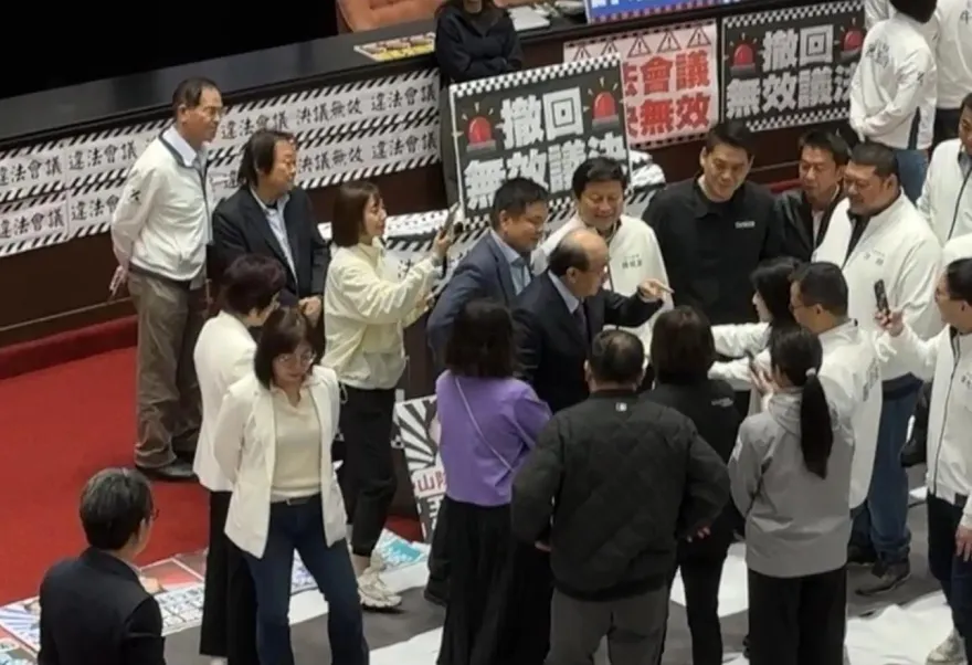 影/柯建銘才向韓國瑜約戰　卻不敢接徐巧芯驗傷單滿場逃