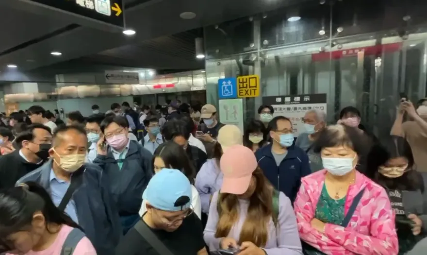 高雄捷運驚爆列車故障！美麗島站大批乘客擠翻