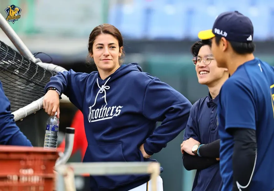 出門常被認出來...MLB點名傑出女性　中信兄弟教練莎菈登官網