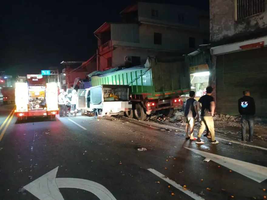 影/旗山貨車碰撞！ 砂石車失控衝破3民宅　住戶嚇醒：家被撞毀