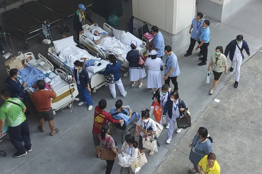 影/曼谷強震奇景！醫生街頭「為孕婦接生」　主播台搬到路邊