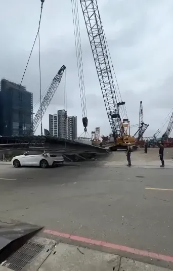 影/痛！八里工地吊掛出包　BMW X4兩度遭「鋼筋籠」壓頂