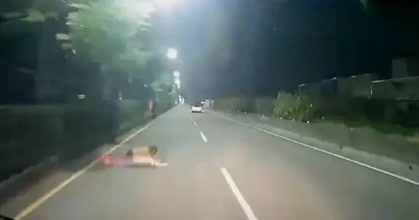 影/台南開車一半！路邊滾出一個人　他穿越分隔島差點被輾