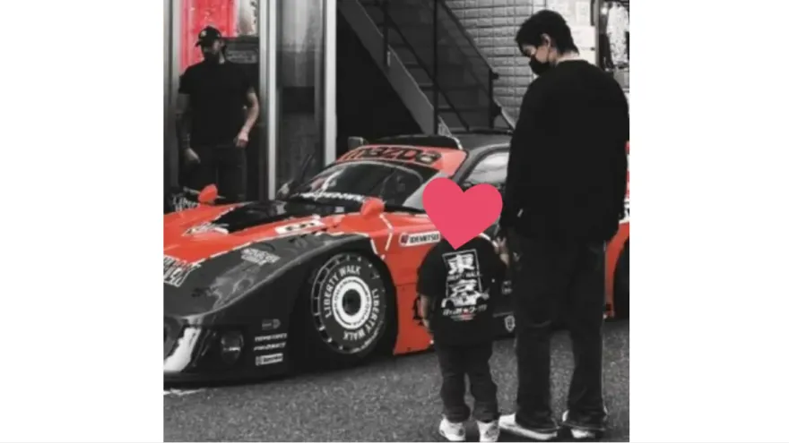 唐禹哲罕PO父子合照！　同框3歲兒「賞車」全被拍
