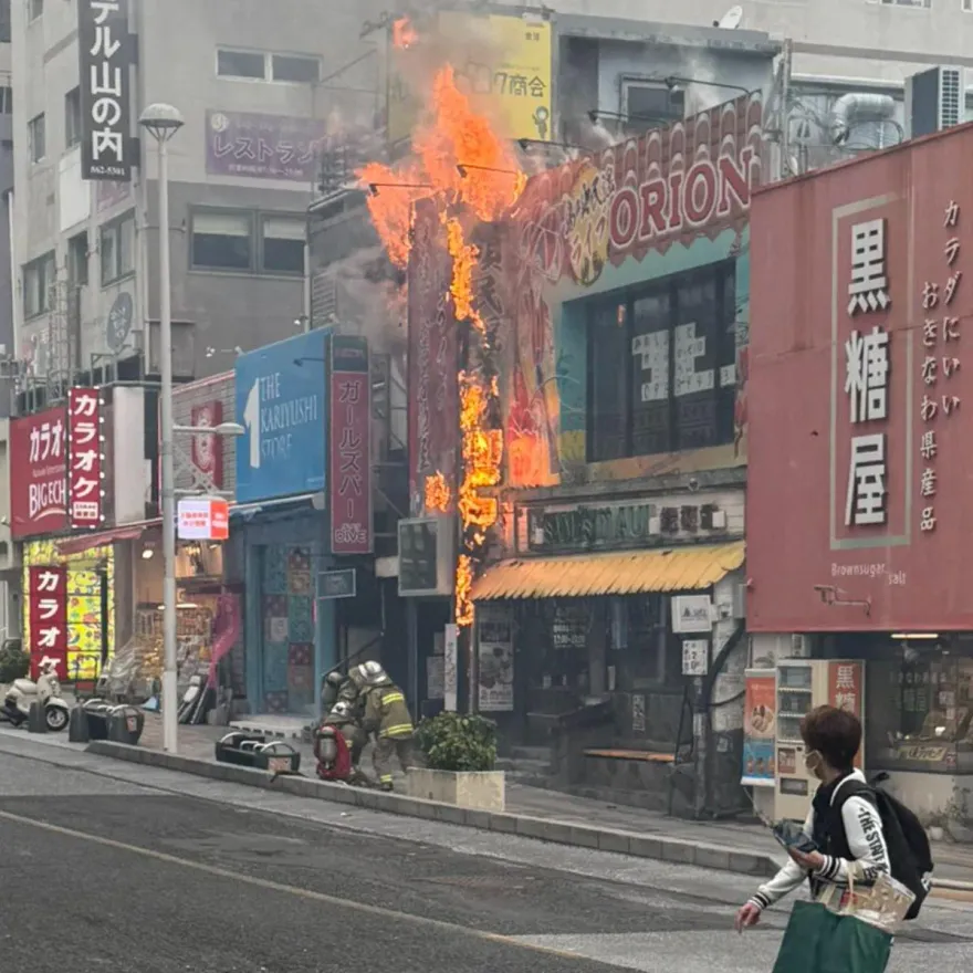 影/沖繩那霸國際通驚傳大火　烈焰狂燒畫面曝光