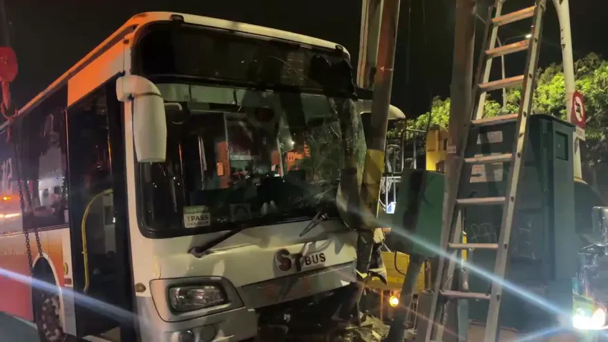 影/高雄高楠公路客運衝分隔島「撞歪紅綠燈」！　車毀司機傷