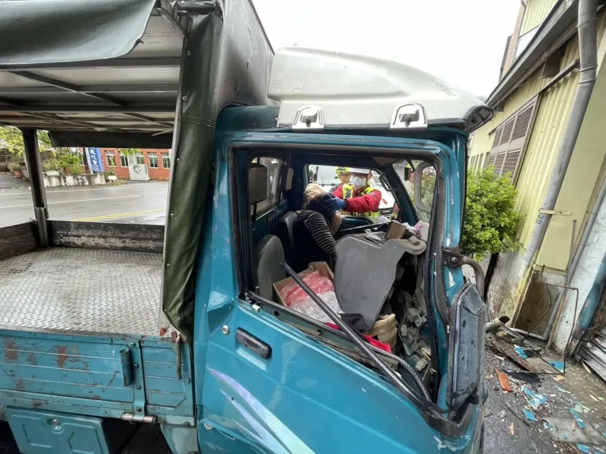 影/苗栗慘烈車禍！　「阿嬤開貨車撞民宅」車扁人命危