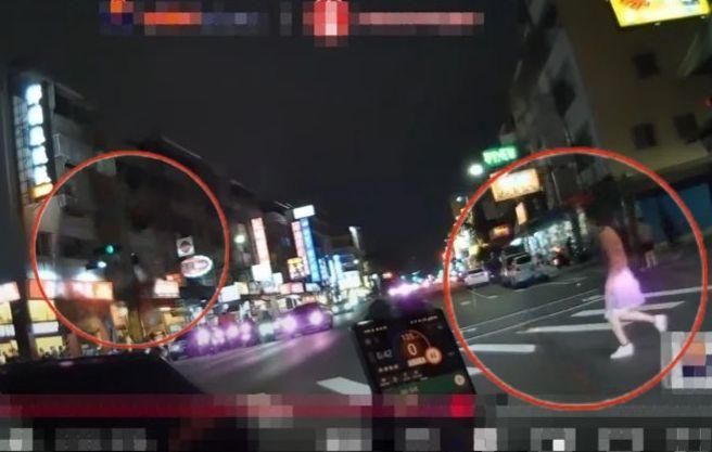 高雄驚見「帝王女行人」！　網酸：紅燈硬要走，閻羅王接走