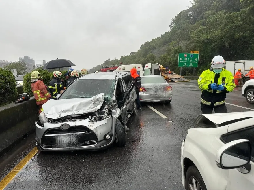 影/國3土城段重大車禍！「4車追撞」紫爆　4人受傷送醫