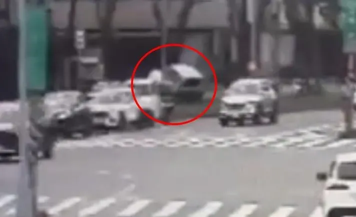 休旅車開上BMW車頂！29歲肇事者稱「精神不濟」跑了　畫面曝光