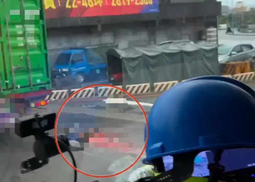 影/八里廖添丁廟旁血腥車禍！「人慘遭壓成肉泥」驚悚直擊