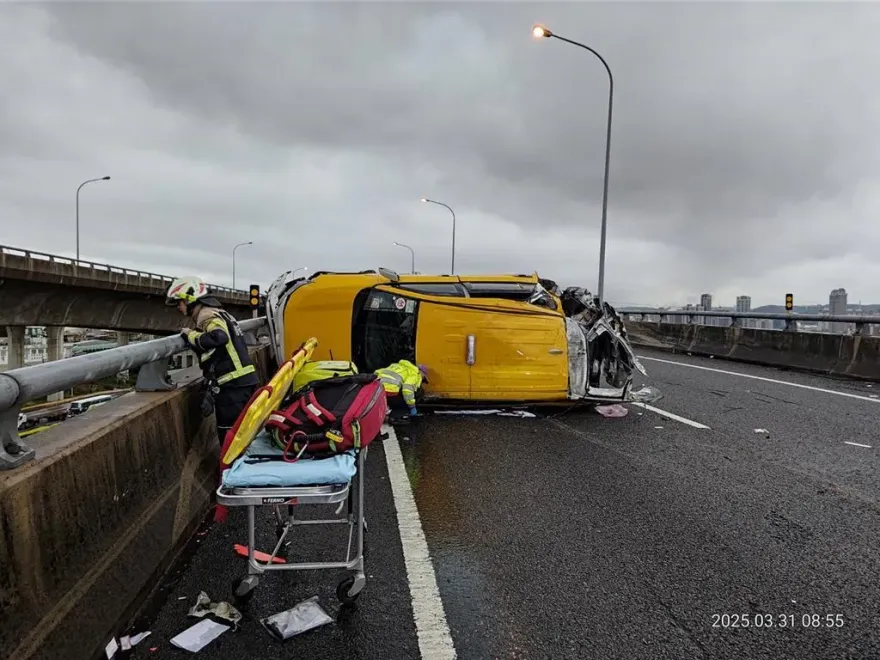 國2計程車自撞護欄翻覆　零件成血滴子射中3車