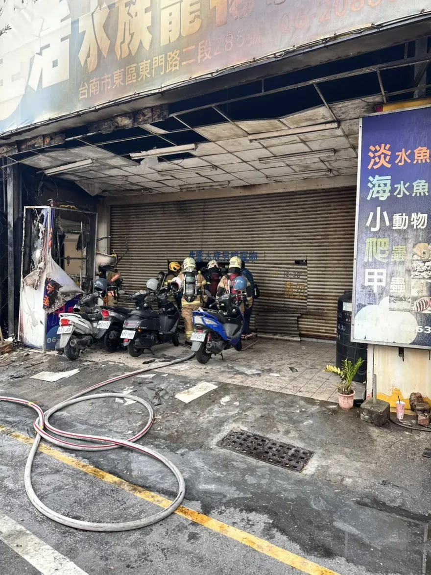影/台南「水族店惡火」廣告牌狂燃燒爛 　駭人黑煙蔽路