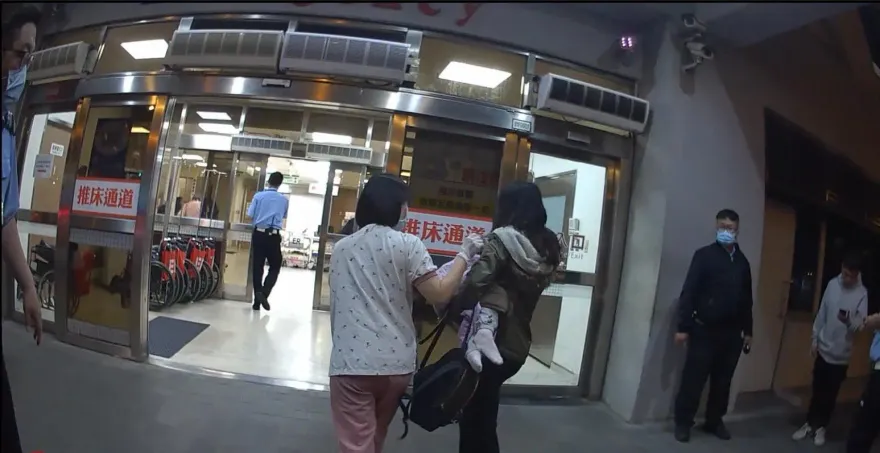 影/台南5歲女童突「嘴唇發紫」　父母焦急求助警車即刻救援