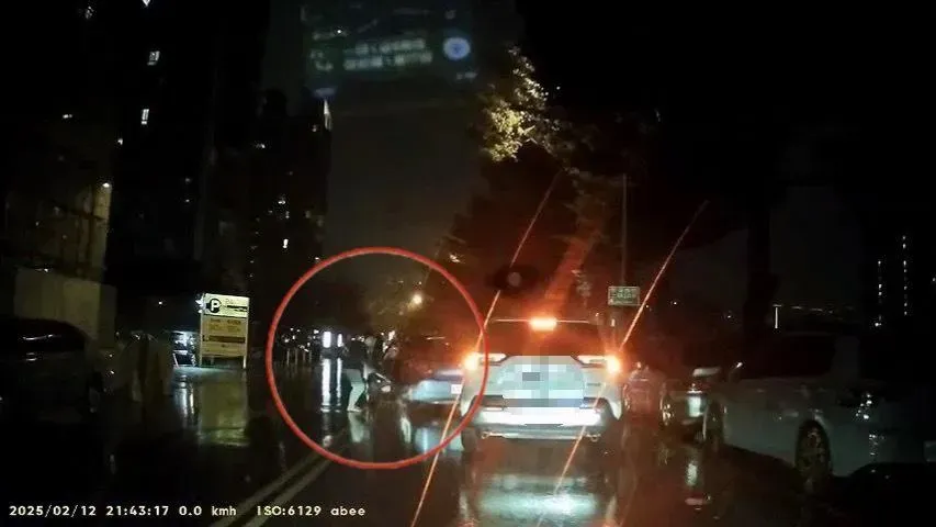 影/台中街頭「猴群衝突」！討債攔車猛砸　追到停車場繼續敲