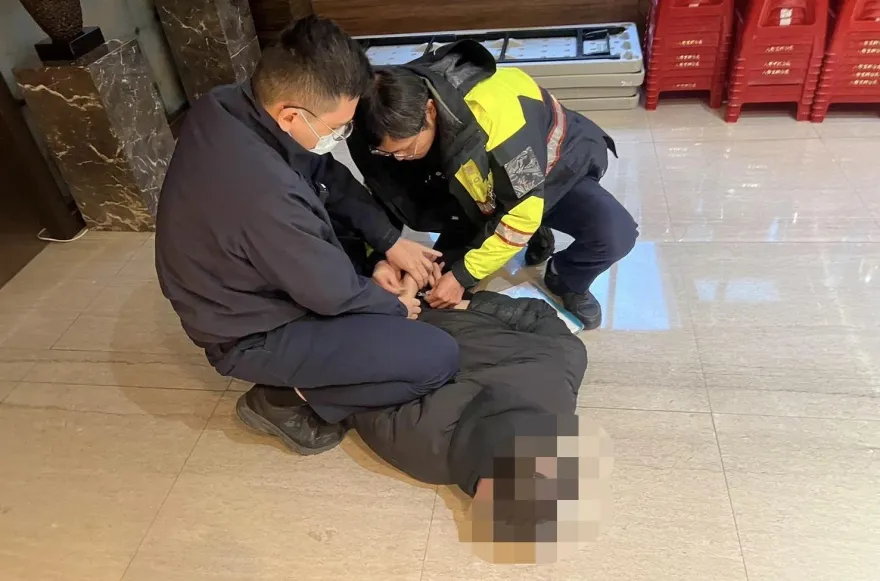 影/林口改管猴遮牌撞警車　逃9天遭拘提吞25罰單