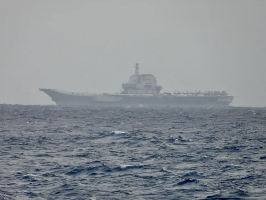 解放軍山東號航艦首度進入我應變區　海上監控畫面曝光
