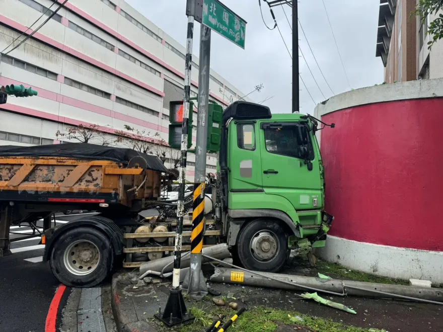 影/中壢嚴重車禍！「砂石車高速鏟燈桿」慘烈現場直擊