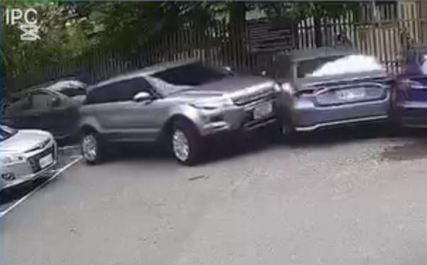 影/三寶遇火爆猴！彰化男不爽車被「關廁所」怒撞開路