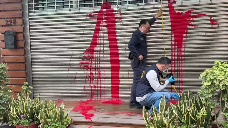 影/鳳梨遭「紅漆潑門」！嗆用「連千毅的口氣對付我」