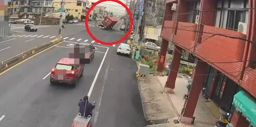 影/離心力太強！彰化田中貨櫃車過彎失控　單邊滑行後側翻