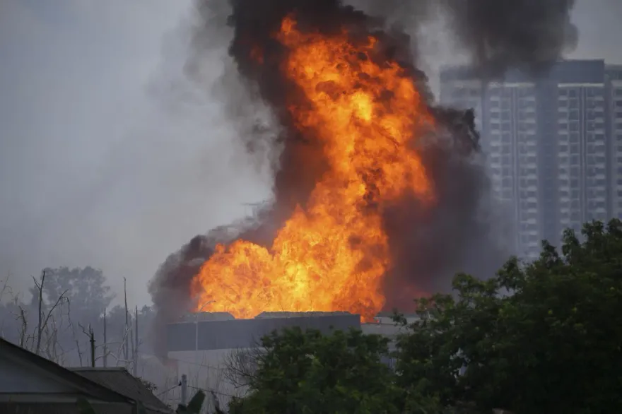 影/馬國大爆炸已釀63傷　飛機乘客拍下「高空蕈狀雲」網瘋傳