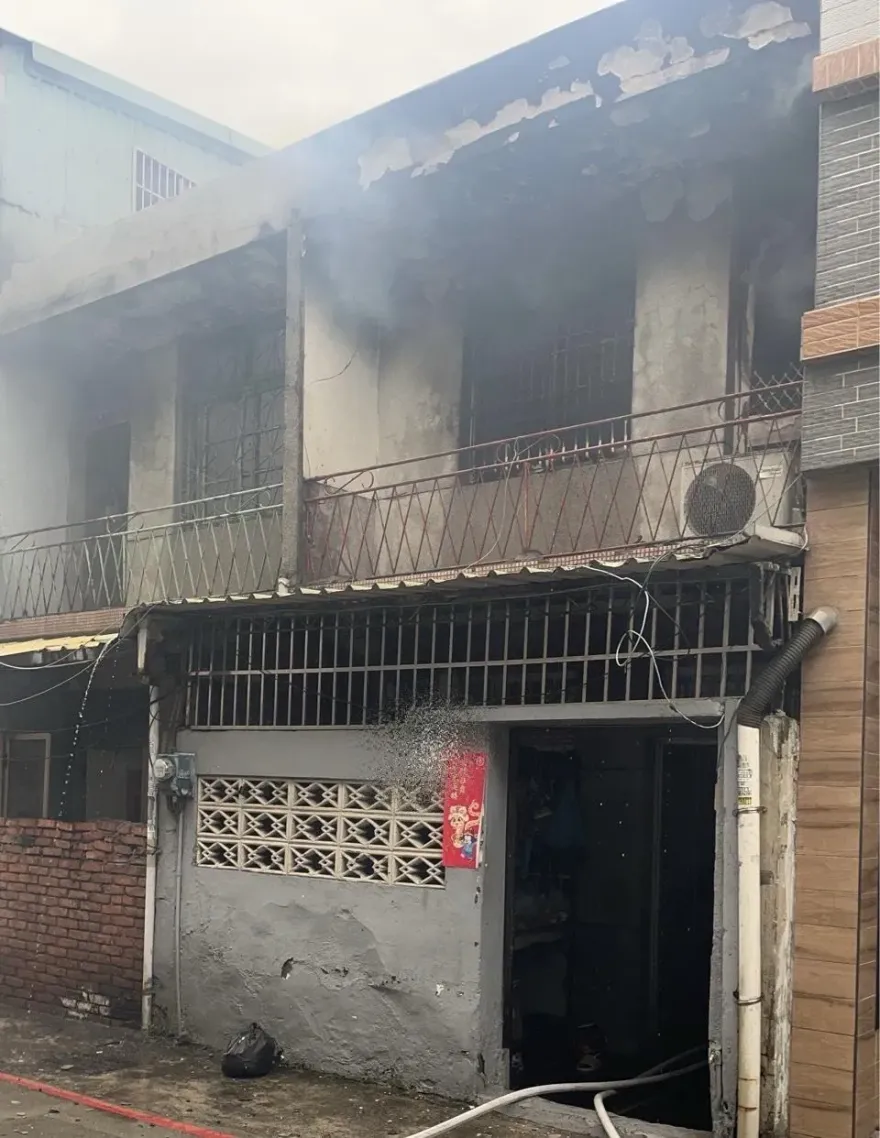 高雄透天厝驚傳火警！女屋主救火不成　頭髮反被「燙捲」