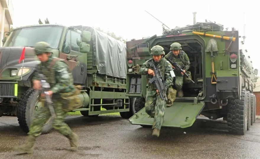 高雄白目役男閃兵誆「遭詐團限制行動」！同夥秒打臉