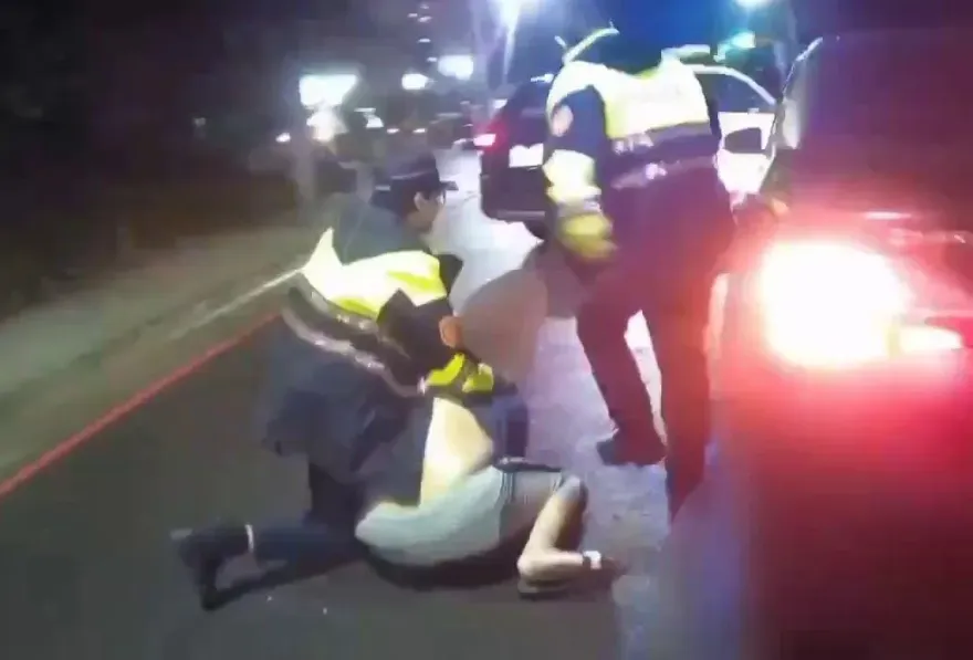 影/汐止毒鴛鴦「狠撞警車」！遭搜出喪屍菸彈、武士刀