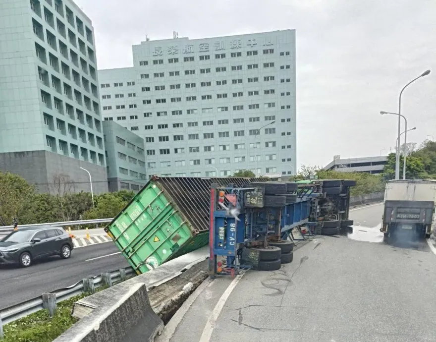 影/長榮航訓練中心前嚴重車禍！同集團貨櫃車彎道翻覆