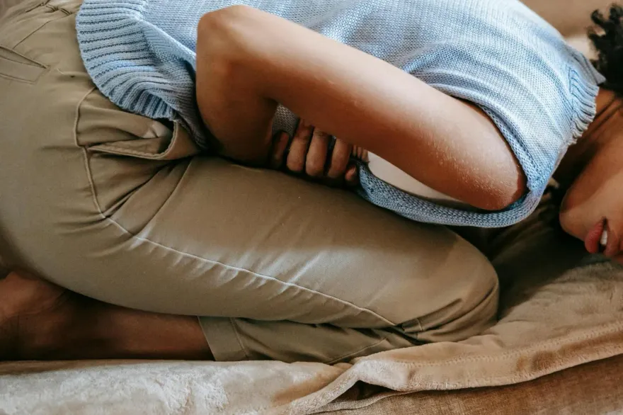18歲女大生突腹痛就醫！驚見11公分卵巢囊腫　險失生育力